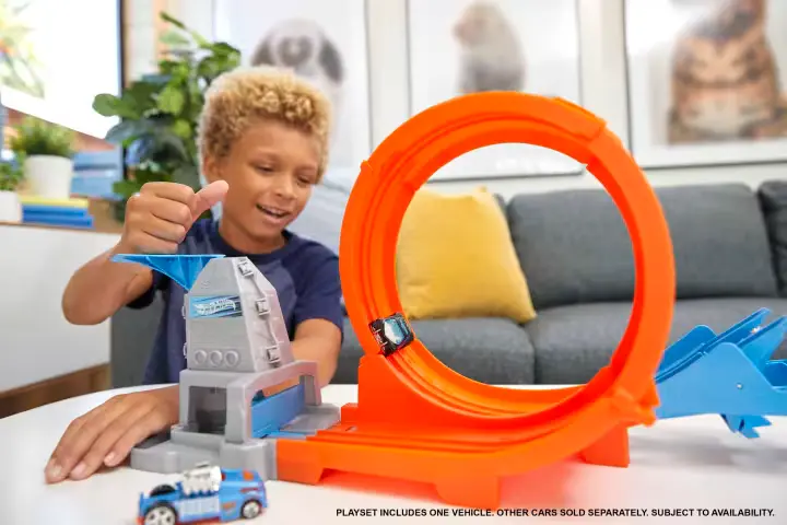 Hot Wheels Pista Acrobazie nel Loop con Lanciatore Doppio, Rampa a Molla e Macchinina