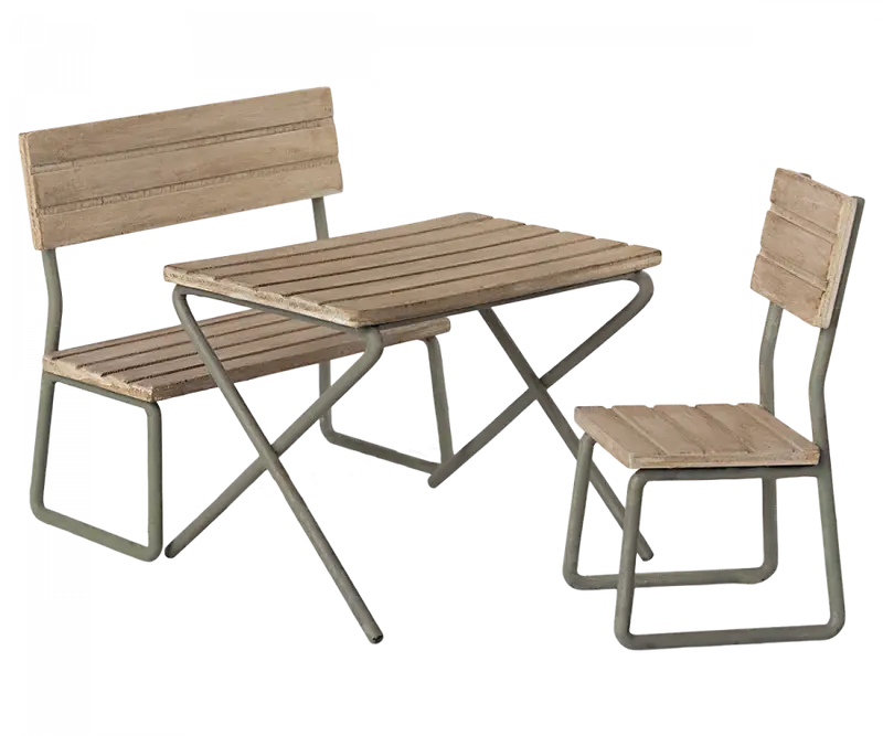 Tavolino con Sedie da Giardino, Conigli